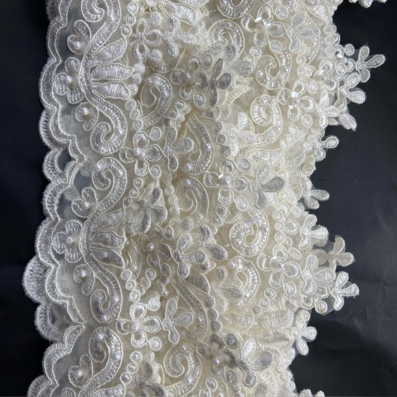 NWOT 7 Yards of Elegant, Almost White Lace Trim/Fabric w/Beads & Floral Stitch - Picture 15 of 16